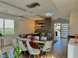 Interior de uma sala de jantar com vista para a paisagem.