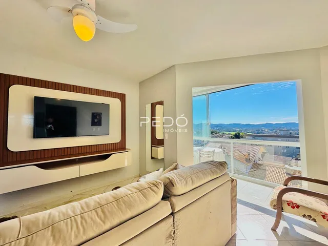 Sala de estar com vista panorâmica para a paisagem externa.