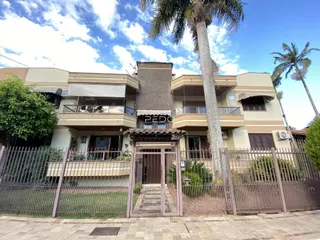 Fachada de uma residência em Lajeado, Brasil, com cerca e vegetação.