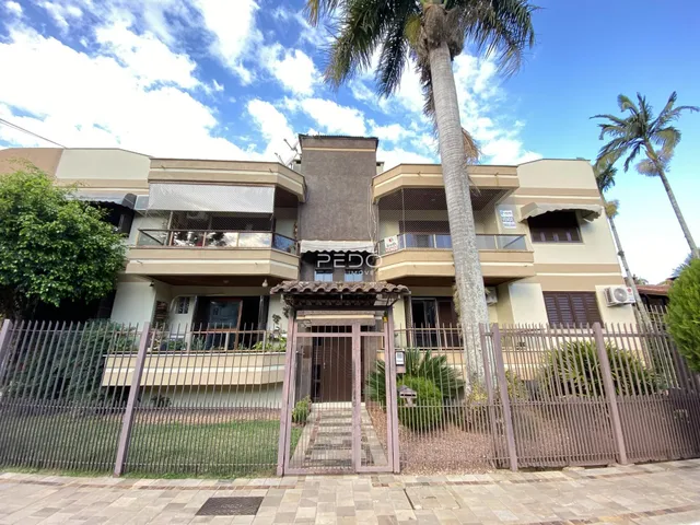 Fachada de uma residência em Lajeado, Brasil, com cerca e vegetação.