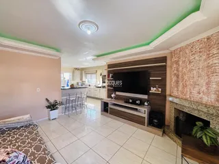 Sala de estar e cozinha de um imóvel em Lajeado, Brasil, com piso de cerâmica.
