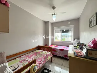 Quarto com cama de madeira e janela em imóvel no Brasil.