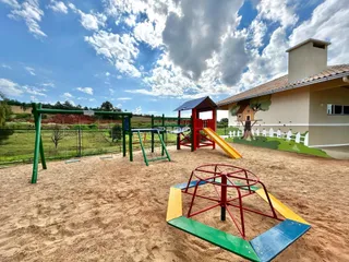 Área externa com playground e gramado em Lajeado, Brasil.