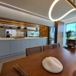 Foto de uma cozinha com armários e bancada de madeira.