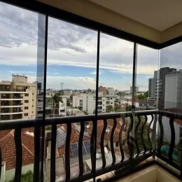 Vista da varanda com vista para a paisagem urbana de Lajeado.