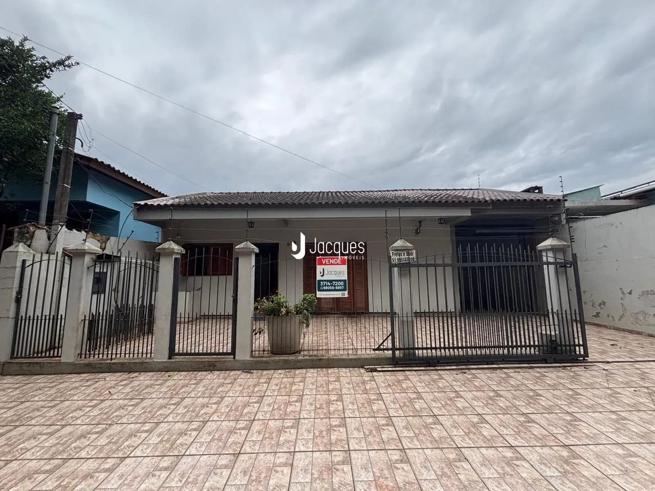 Fachada de uma residência com portão de ferro e alvenaria em Lajeado, Brasil.