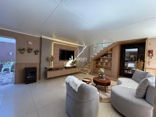 Sala de estar com decoração moderna e piso de cerâmica.