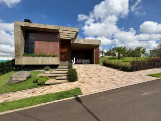 Fachada moderna de uma residência em Lajeado, Brasil, com jardim e área pavimentada.