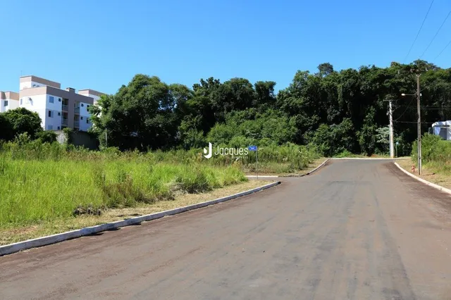 Vista da rua e vegetação ao redor da propriedade em Lajeado.