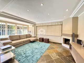 Sala de estar com sofá e piso de cerâmica em um imóvel no Brasil.