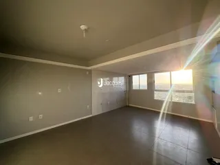 Ambiente interno de uma sala com piso de cerâmica e janelas.