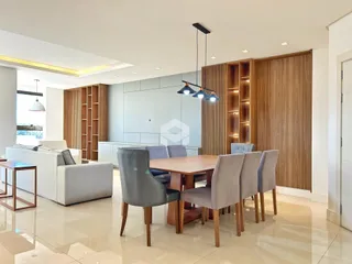 Sala de estar e jantar moderna com piso de cerâmica.