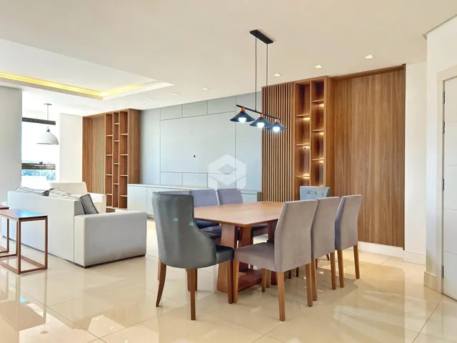 Sala de estar e jantar moderna com piso de cerâmica.