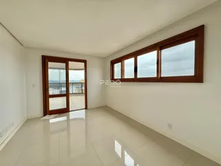 Sala de estar com piso de cerâmica e porta de vidro de madeira.