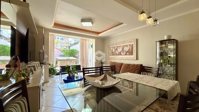 Sala de estar e jantar com piso de cerâmica e grandes janelas em um imóvel no Brasil.