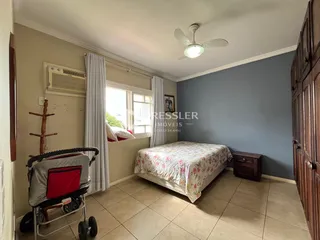 Quarto com cama e janela em um imóvel no Brasil.