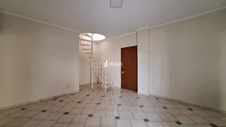 Hall de entrada com piso de cerâmica e escada.