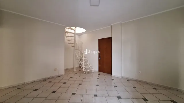 Hall de entrada com piso de cerâmica e escada.