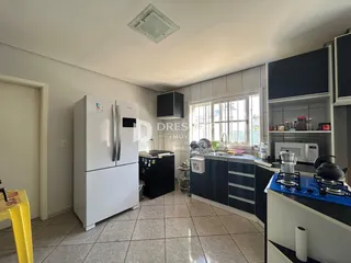 Foto da cozinha de um imóvel em Lajeado, Brasil, mostrando armários brancos e eletrodomésticos.