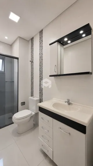 Foto de um banheiro moderno com revestimento cerâmico branco.