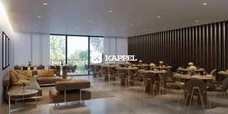 Um ambiente interno amplo e moderno com mesas redondas e grandes janelas.
