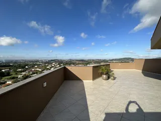 Vista panorâmica de uma área externa pavimentada em Lajeado, Brasil.