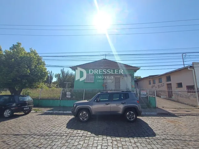 Vista externa de uma residência em Lajeado, Brasil, com um veículo estacionado na frente.
