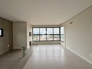 Ambiente interno de uma sala com grande janela voltada para a vista.