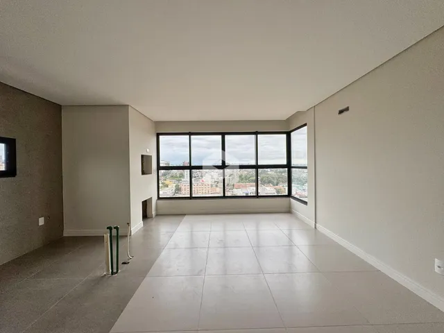 Ambiente interno de uma sala com grande janela voltada para a vista.