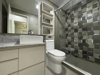 Interior de um banheiro com revestimento de azulejos.