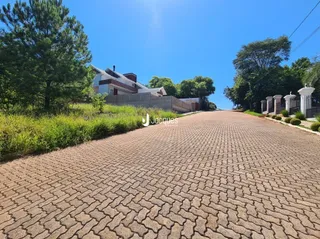 Área pavimentada de tijolos que leva à residência em Lajeado.