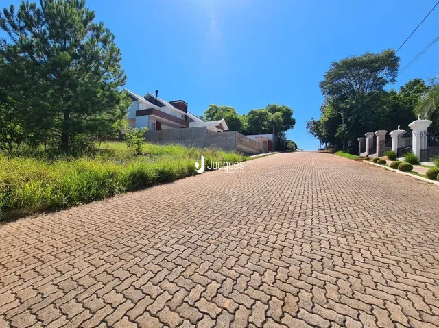 Área pavimentada de tijolos que leva à residência em Lajeado.
