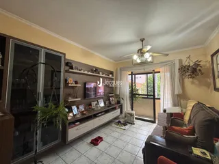 Sala de estar com móveis de madeira e vista para o exterior.