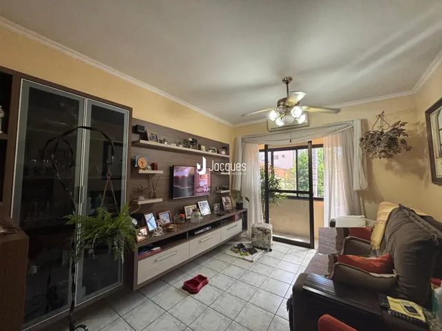 Sala de estar com móveis de madeira e vista para o exterior.
