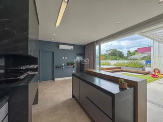Imagem de uma área de estar com vista para o exterior em uma residência.