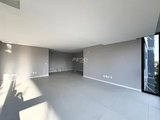Imagem de um ambiente interno amplo e vazio em uma propriedade.