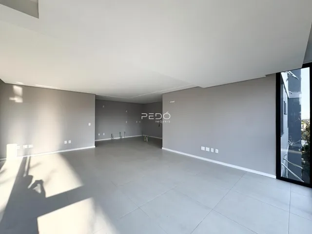 Imagem de um ambiente interno amplo e vazio em uma propriedade.