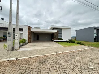 Fachada de uma casa moderna com área de entrada pavimentada em Lajeado, Brasil.