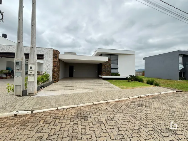 Fachada de uma casa moderna com área de entrada pavimentada em Lajeado, Brasil.