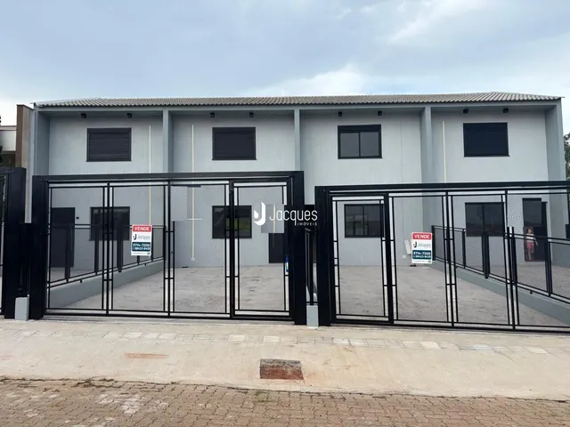 Fachada de uma casa moderna com portão de ferro na Lajeado, Brasil.
