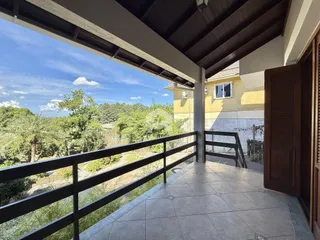Varanda com vista para a vegetação.
