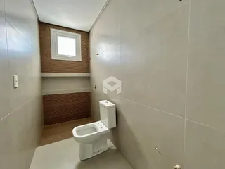 Foto de um banheiro com revestimento de parede e vaso sanitário.