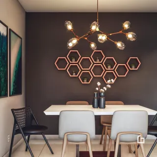 Uma mesa de jantar com cadeiras e um lustre decorativo em um ambiente interno.