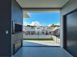 Vista da fachada de uma residência com sacada em Lajeado, Brasil.