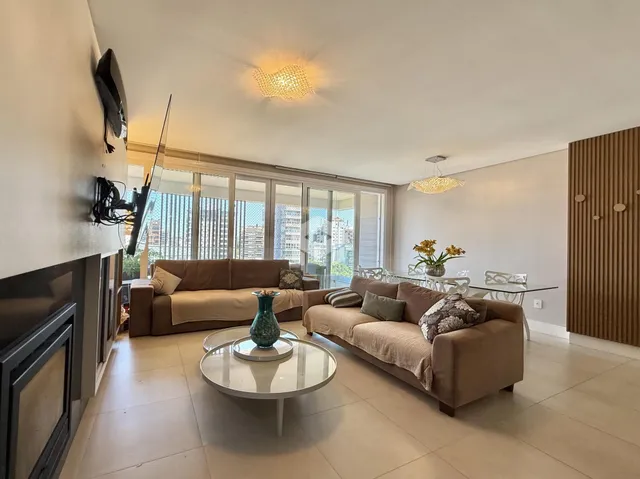 Sala de estar ampla com vista para a cidade.