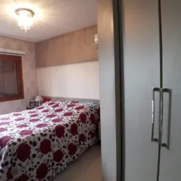 Foto de um quarto com cama de casal.