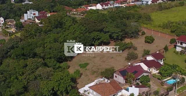Vista aérea de uma propriedade com vegetação densa em Lajeado, Brasil.