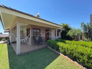 Fachada de uma casa em Lajeado, Brasil, com jardim frontal e área coberta.