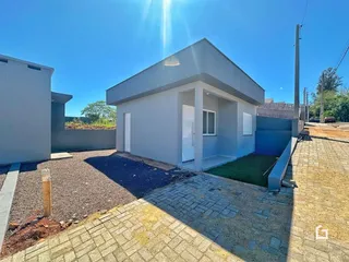 Foto da fachada de uma casa moderna em Lajeado, Brasil, com jardim e área externa.