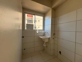 Foto de um banheiro com piso e paredes brancas.